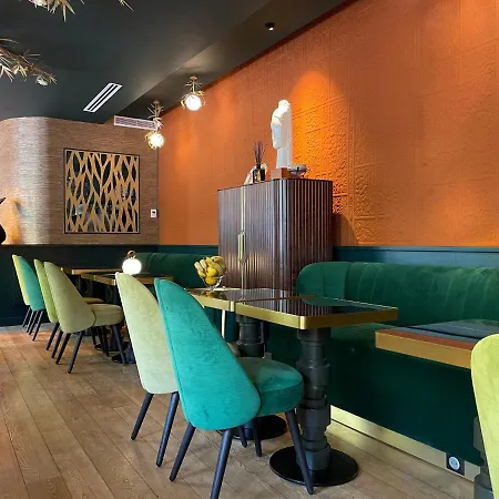 Elsa, Hotel Parijs